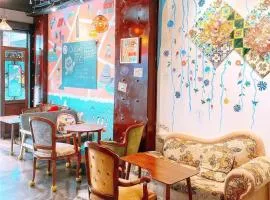 Old Door Hostel & Bar