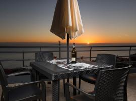 Welcome home, with a fantastic view, sunrise & sunsets, hotel with parking in Estreito da Calheta