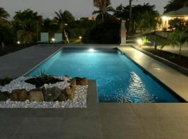 Maison de 2 chambres a Sainte Anne a 200 m de la plage avec vue sur la mer piscine partagee et jacuzzi, ξενοδοχείο με πάρκινγκ σε Courcelles Sucrerie