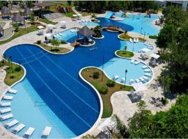 Apartamento excelente e espaçoso no Iloa Residence, hotel with pools in Barra de São Miguel
