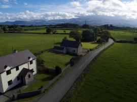 4 Bedroom Detached Farmhouse Mountain Views, holiday home in Beaumaris