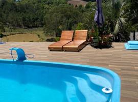 Sítio com Piscina e Vista a 12km de Treze Tílias, pet-friendly hotel in Ibicaré