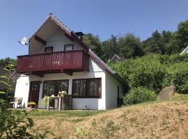 Holiday home in Reimboldshausen with balcony, hotel with parking in Kemmerode