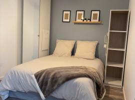 Résidence des 3 îles, en plein centre-ville, à 5 min des plages, 3 appartements neufs, Hotel in Étables-sur-Mer