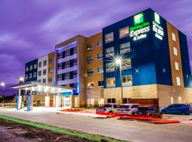 Holiday Inn Express & Suites - Dallas Market Center, an IHG Hotel, отель в Далласе