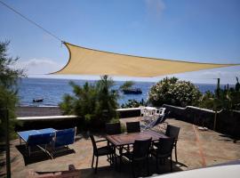 Villa Mareblu Luxury Holiday Apartment direttamente sul mare, semesterhus i Stromboli