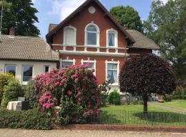 Ferienhaus Us lütt Hus und das Zimmer Linde im Haupthaus, khách sạn ở Oldenburg