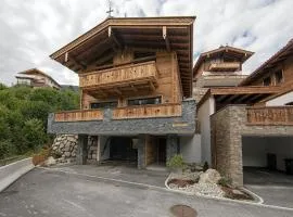 Luxury chalet with 4 bathrooms, near a small slope