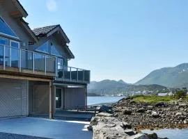 10 person holiday home in Brattvåg