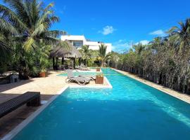 Romantic condo, best retreat for a couple, 1 block from the Ocean, hotel en Progreso