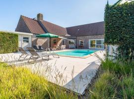 Villa with heated swimming pool, sauna and garden, sumarhús í Damme