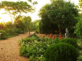 Gaia's Garden Guest House, hotell i Auroville