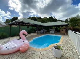Charmant appartement avec piscine, self-catering accommodation in Le Robert