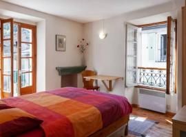 Sunny 1-Bed apartment in lovely mountain village, hotel in La Brigue
