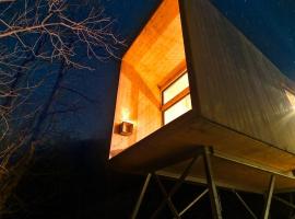 Treehut, nature, birds, silence and fjord, appartement à Samlanes