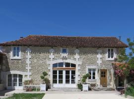 La Grange de Lucie -chambres d'hôtes en Périgord-Dordogne, hotel sa parkingom u gradu Nanteuil-de-Bourzac