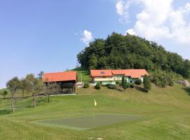Castle Zazenberk - Golf Pitch&Putt inclusive โรงแรมในPrebold