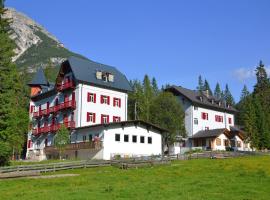 Hotel Croda Rossa, готель біля визначного місця Озеро Дюррензее, у місті Карбонін