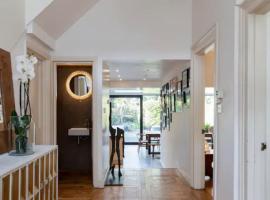 Stunning 5 bed house with private garden, holiday home in London