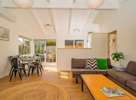 Retreat by the Beach - Pauanui Holiday Home, hotel en Pauanui