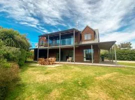 Stunning Panoramic Lake Hawea Views 5 Bedrooms