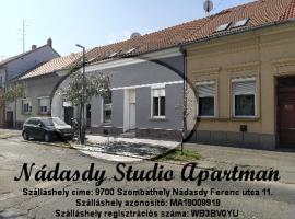 Nádasdy Studió Apartment، إقامة منزل في زومباثلى