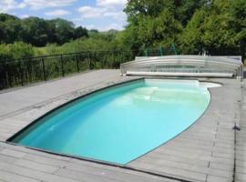 Chalet chaleureux à Louâtre avec piscine partagée, ξενοδοχείο σε Louâtre