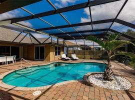 Tiki Paradise House & pool - 10 min to Beach!, feriebolig i Bonita Springs