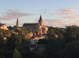 2 bed apartment fantastic roof terrace-town centre, apartament a Montmorillon