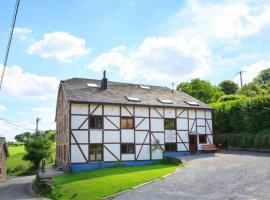 Spacious old farmhouse with top-of-the valley view, hótel í Trois-Ponts