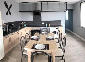 LE DAUPHIN - 3 chambres - 8 personnes - proximité plage, hotel in Bréhal