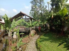 De Salak Homestay, hotell sihtkohas Bogor huviväärsuse Seribu Waterfall lähedal