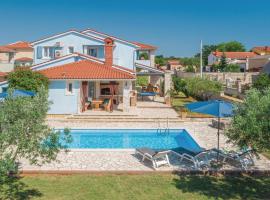 Amazing Home In Golubovo With Outdoor Swimming Pool, feriebolig i Krnjaloža