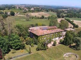 Domaine du Peyron, hotel with parking in Quintenas