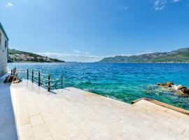 Villa Samostan Prestige - 4 Bedroom Villa - Stunning Sea Views - Jacuzzi - Gym, hotel with jacuzzis in Korčula