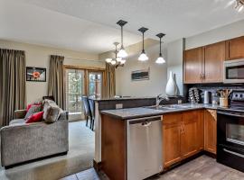 Spacious Mountain 2 Bedroom with Hot tub managed by Little Sister Getaways, vila v destinaci Canmore