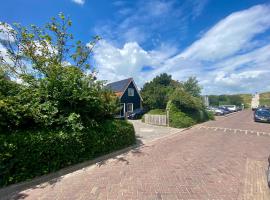 Uniek huis onderaan de duinen -veel privacy- eigen parkeerplaats, hotel i Domburg