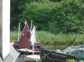 Crew Quarters Port Launay, lággjaldahótel í Châteaulin