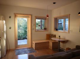 Le Chalet Waterfront Studio Suite, View, Patio, Kitchen, hotel in Ucluelet