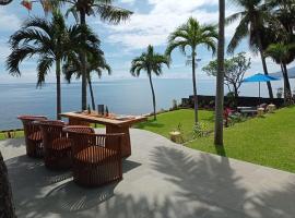 Absolute Beachfront, No neighbours, 3BR Villa with Private Pool on 1200m2 of Tropical Land, hotel familiar en Tulamben