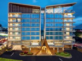 Hotel Santika Bukittinggi، فندق مع موقف سيارات في بوكيتينجى