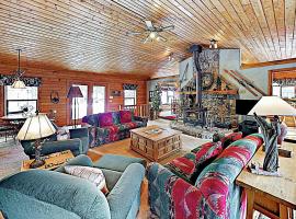 New Listing! Lovely Log Mountain Home with Fireplace home, hotell i Tordal Estates