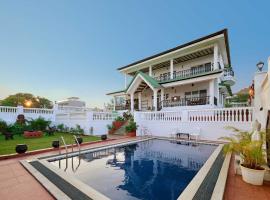 Ananda Villa by StayVista - A serene escape with Mountain-view, Heritage interiors, Swimming pool & Lush lawn，位于罗纳瓦拉的酒店