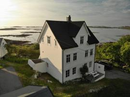 Finnøya with 180* Atlantic veiw، فندق مع موقف سيارات في Finnøy