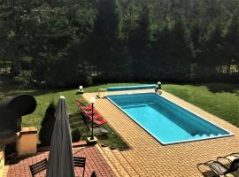 Dom Letniskowy na Kaszubach z podgrzewanym basenem, hotel v destinaci Ostrowite