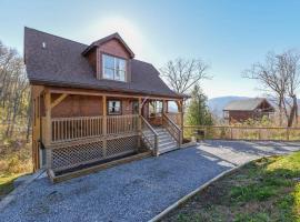 Walnut Ridge Cabin. Sleeps 7-11! Hot tub, pool table, minutes to downtown Gatlinburg!, hotel with jacuzzis in Gatlinburg