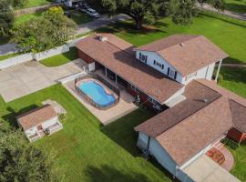 A Large Tropical Estate with 2 Acres of Space home, hotel s bazénom v destinácii Tampa