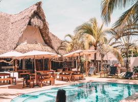 Paredon Surf House, beach hotel in El Paredón Buena Vista