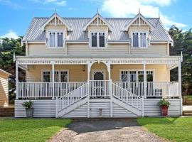 Dunes - Elegant Beach Villa with huge heated swim spa, obiteljski hotel u gradu 'Port Fairy'