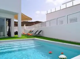 Big Villa Tauro with Private Heated Saltwater Pool & Jacuzzi & BBQ & Game Room & Arcade Games